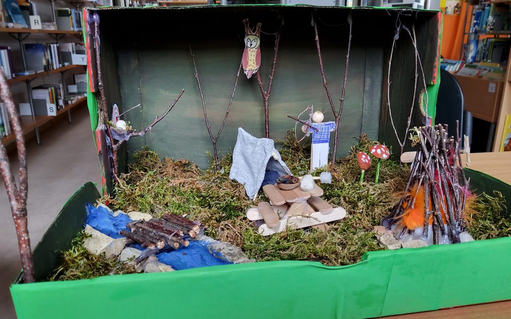 Ein Camp im Wald mit Lagerfeuer, Picknick, Zelt, Bach, Pfeil und Bogen