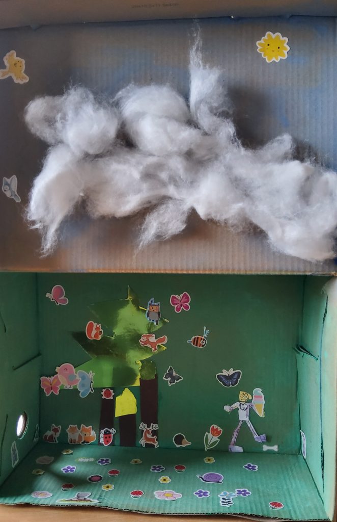 Ein Spaziergang im Wald; gebastelt von einem Kindergartenkind
