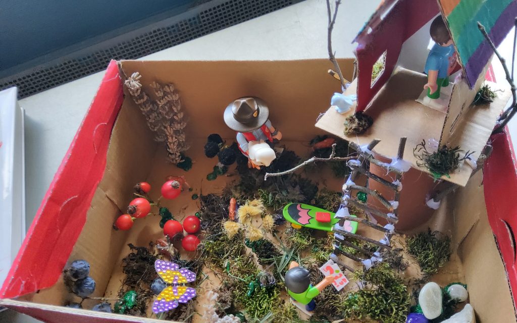 Die 2 Jungs treffen im Wald an ihrem Baumhaus die Jägerin, die ihnen viel vom Wald, den Pflanzen und Tieren dort erzählt.